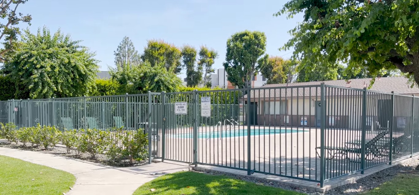 Comparison of wood, vinyl, and aluminum fencing options in Tulare, CA